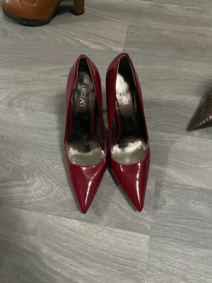 Röda klackskor  - Classy vinröda klackskor, knappt använda 