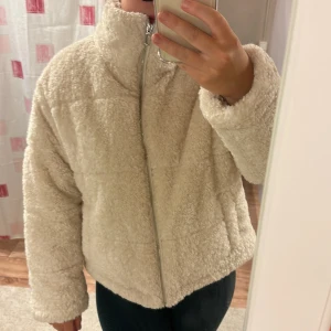 Teddy jacka - Så fin teddyjacka som inte kommit till användning