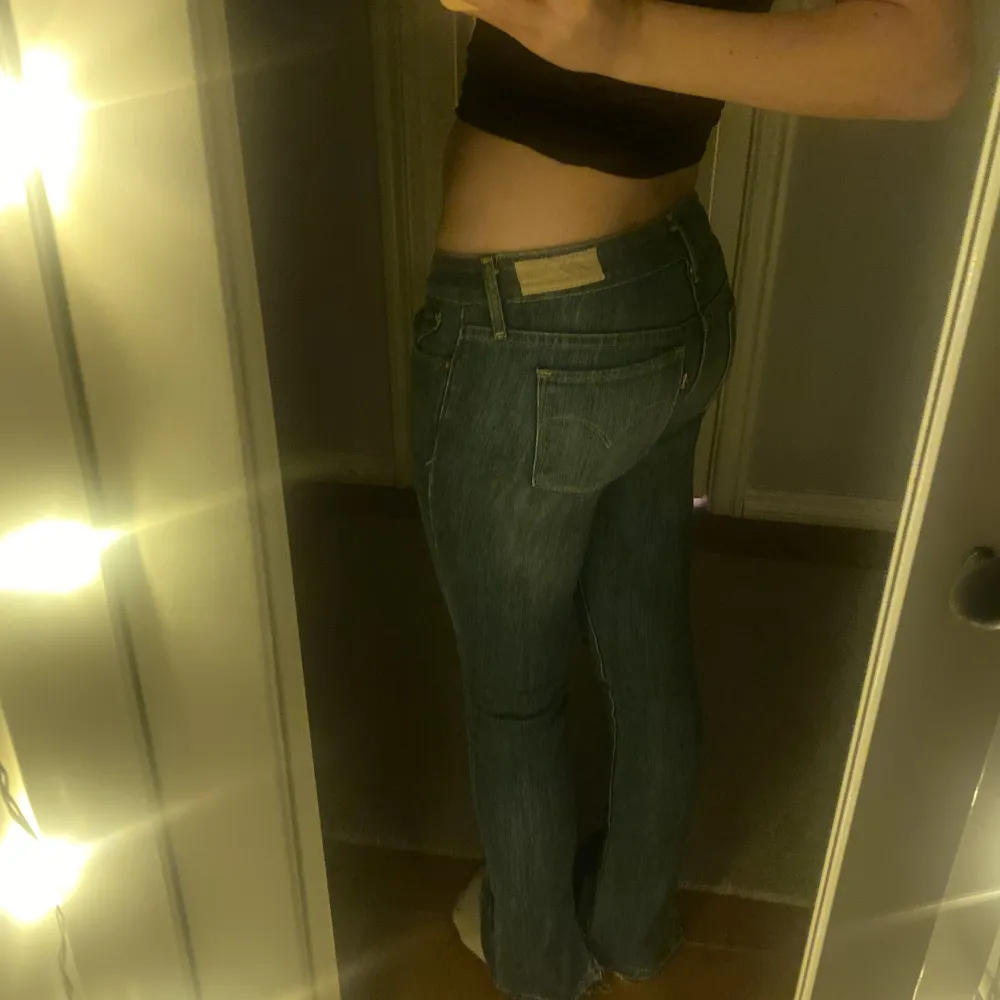 Säljer mina lågmidjade levis jeans som är uppklippta längst ned!💓 Är lite osäker på länden då det inte finns någon lapp! . Jeans & Byxor.