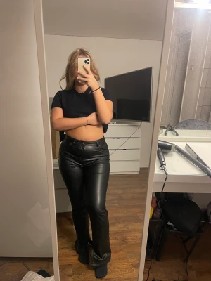 Skinnbyxor Zara - Högmidjade skinnbyxor från Zara med slits!🩷