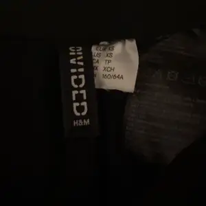 Ett par lågmidjade linnebyxor köpta från H&M, de är i nyskick och sitter snyggt på. Skriv för fler bilder:)