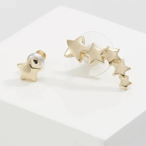 Pilgrim örhängen - Örhängen ifrån Pilgrim som har stjärnor på sig. Köpt på Åhlens. Inte använt så mycket då jag har silver nu. Ena örhänget kan man se hur det sitter på den andra bilden. Jätte jätte fina örhängen!💕