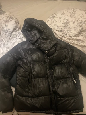 Puffer jacket - Jätte fin jacka från bik bok. Jätte skön och varm på vintern. Knappt använd så väldigt bra skick skriv för fler bilder och info💕