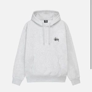 Stüssy hoodie - Säljer nu min Stüssy hoodie i storlek M. Sitter oversized på mig som är 165cm och vanligtvis har XS-S! Kom  privat för fler bilder😇Pris kan diskuteras vid snabb affär!