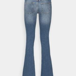 Säljer lågmidjade jeans från only tall då de inte passar längre lite slitningar längst ner på benen. Väldigt långa  Nypris är 550
