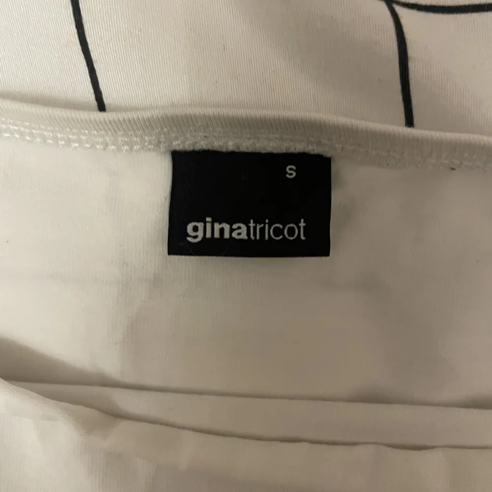 Ett vitt linne från Gina Tricot i storlek S. Har använts många gånger men använder inte längre 🫶🏼. Toppar.