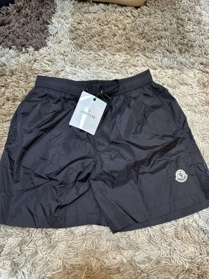 Shorts  - Helt ny moncler shorts,storlek xl men passar som l