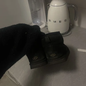 Svarta uggs - Säljer mina svarta uggs, i använd skick. Dom är i storlek 37 köpta på Boozt 