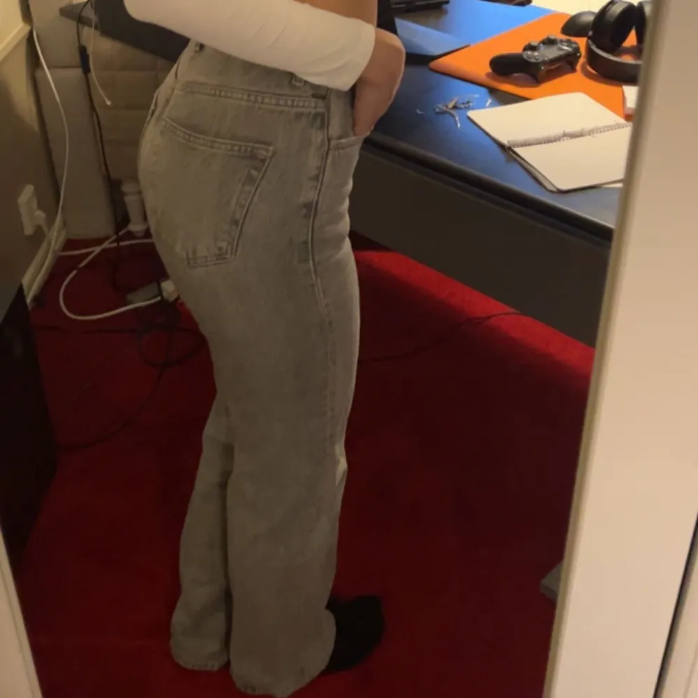 Ljusgrå jeans med slits från Gina tricot i storlek 32 men passar även mig som är 34/36❤️. Jeans & Byxor.