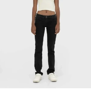 Lågmidjade jeans - Säljer mina jätte snygga lågmidjade jeans, dem är i väldigt bra skick och jag har knappt använt dem! Skriv för mått eller bilder på jeansen❤️