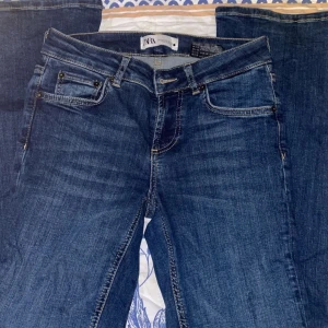 Lågmidjade Zara jeans - Ett par mörkblåa Zara lågmidjade jeans i storlek 34 och i väldigt bra skick. Skriv för mer bilder eller info:)