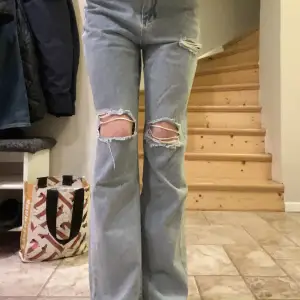 Ljusblå raka jeans med hål i från Shein💙Använda ca 6 gånger och har inga fel. Strl. XS, jag är 170+ och jeansen nuddar nästan marken.