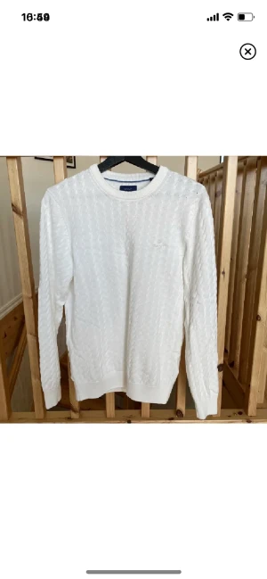 Stickad Gant tröja vit  - Tja! Säljer nu denna stickade tröjan från Gant. Skick:9,5/10. Storlek: M. Nypris: 1400kr. Kontakta mig för fler bilder och info!