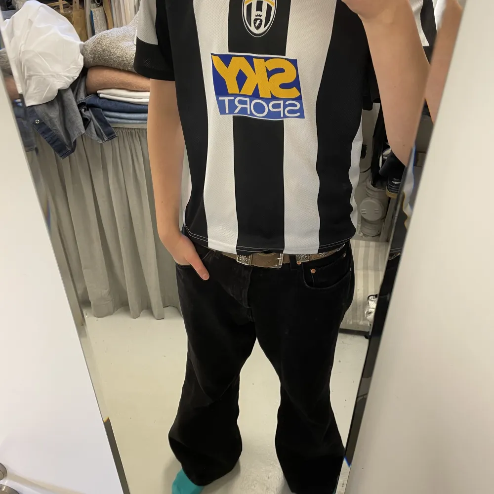 Gammal 2000s Zlatan Ibrahimovic tröja från när han var hos Juventus.  . T-shirts.