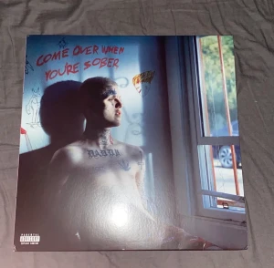 Lil peep vinylskiva - Köpte för 400kr, säljer för 100kr. Köpt från hans orginala hemsida. Lyssnat igenom alla låtar och det är inget fel på den. Säljer då den inte kommer till användning💕