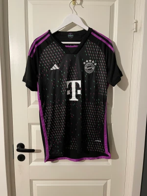 FC Bayern München matchtröja - Blå Nike hoodie med enkel logga på bröstet Extremt skön och bekväm Aldrig använd  Storlek M Sista bilden är samma hoodie fast grå Finns även i svart och grå