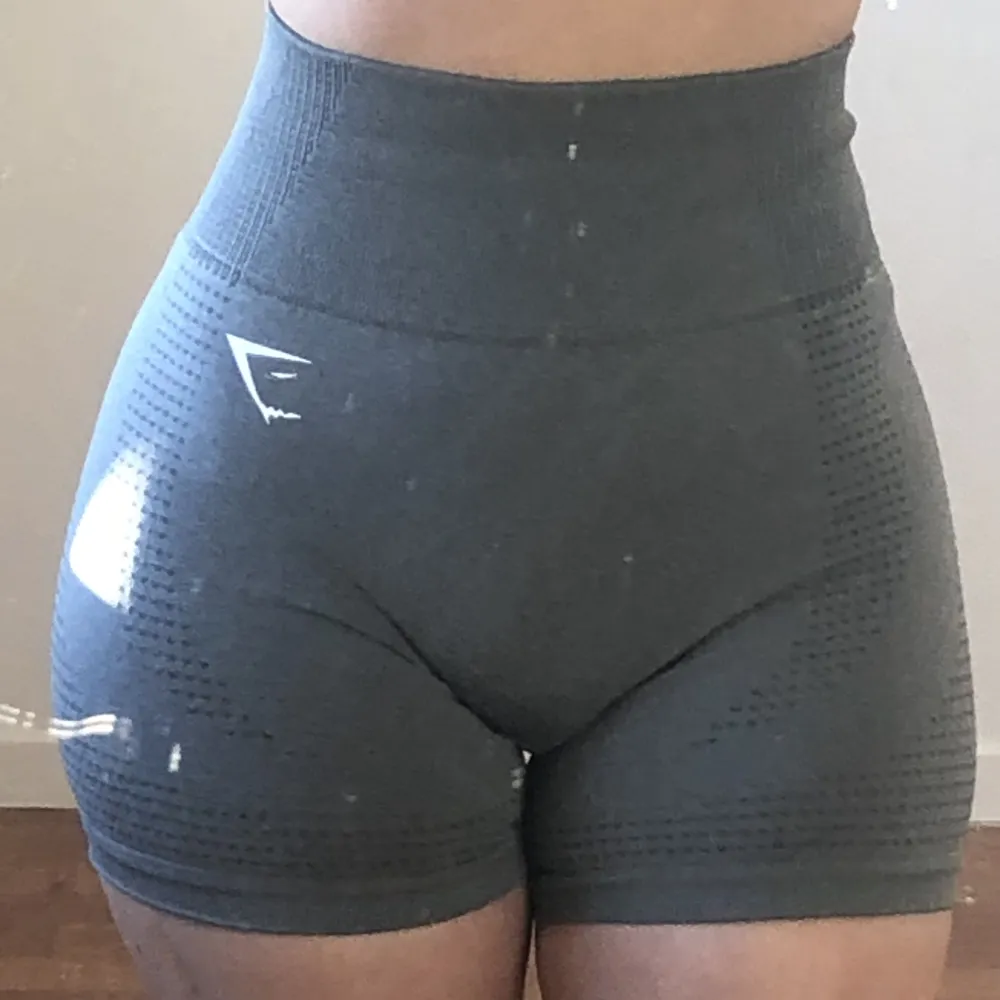 Supersnygga gråa gymshark shorts som jag säljer för att de börjat bli för små för mig 💕. Shorts.