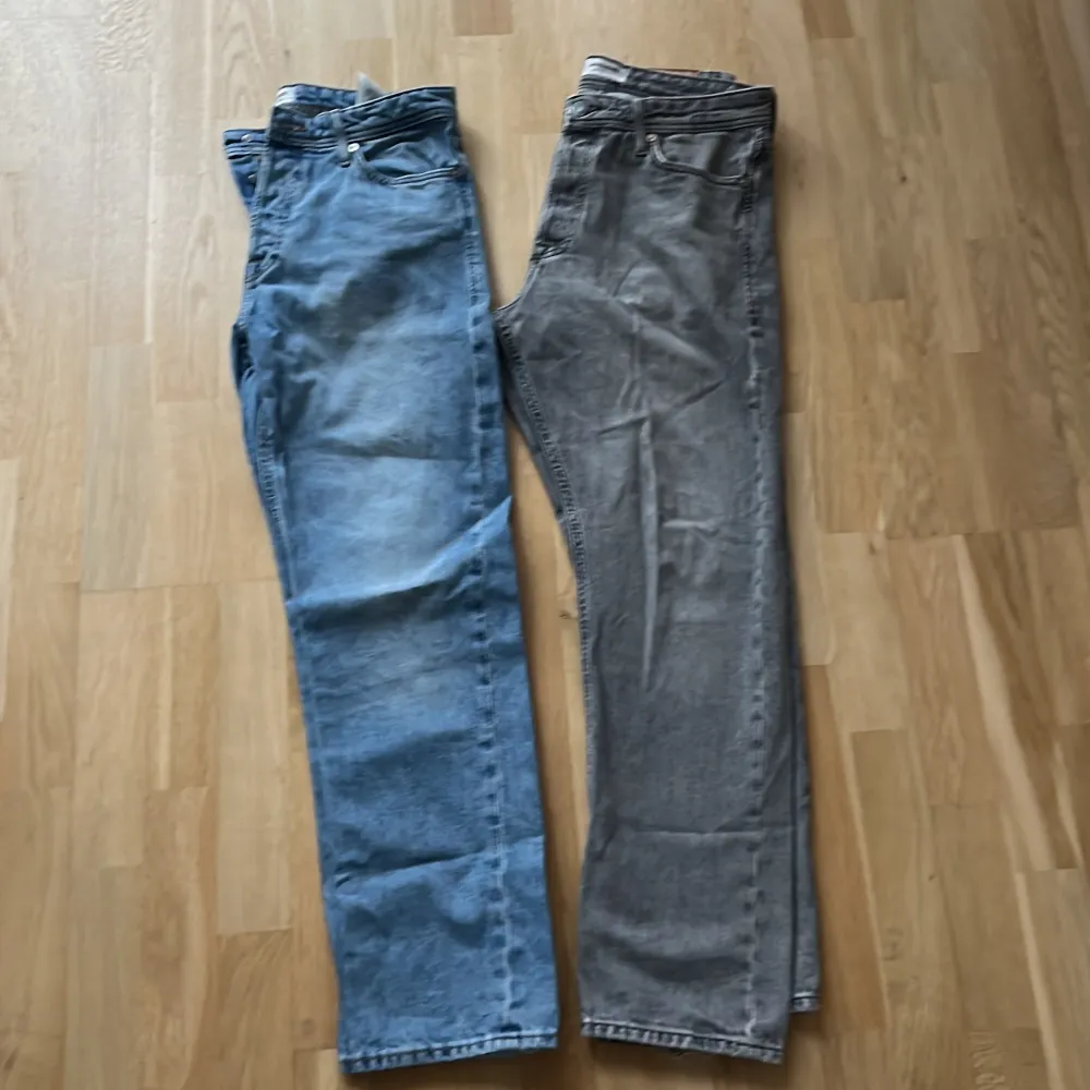 Ljusblå och ljusgrå Jack & Jones jeans använda men i ok skick. 400kr för båda. . Jeans & Byxor.
