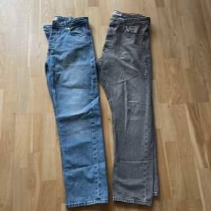 Ljusblå och ljusgrå Jack & Jones jeans använda men i ok skick. 400kr för båda. 