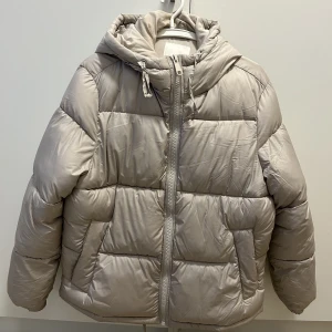 Begie dunjacka feån h&m - Snygg jacka som inte kommer till användning i storlek xs