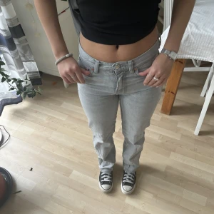 Lågmidjade jeans från Gina - Säljer dessa lågmidjade jeans från Gina Tricot i modellen ”Perfect Jeans”💞. De är i storlek 32.