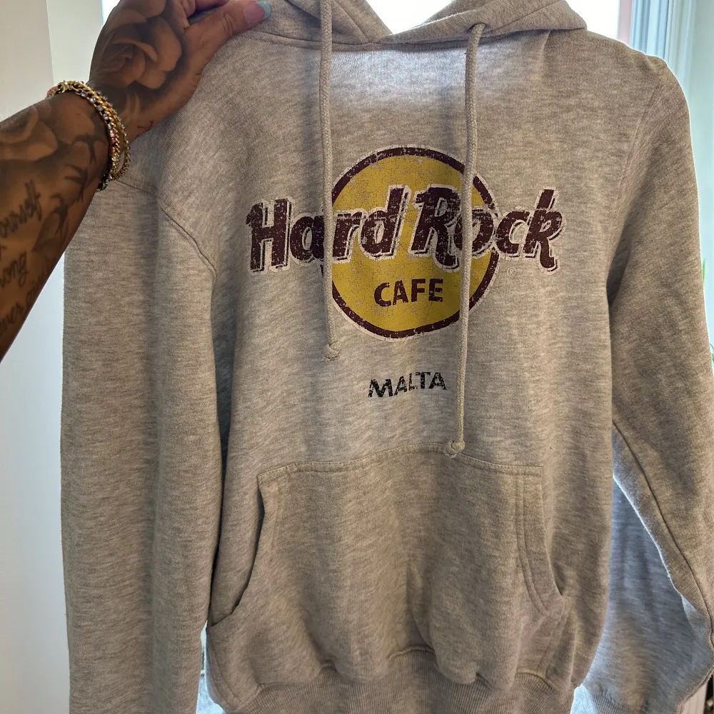 Säljer min hard rock café hoodie från Malta i strl S! Bra skick 🩶. Hoodies.