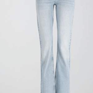 Hej! Säljer nu mina ljusblå mid waist jeans från Gina Tricot.💕 Köpte de nyligen för 500kr men har bara använt byxorna 1 gång då de är förstora. Skriv för egna bilder! Läs bio innan du kontaktar! ♻️💋🌍