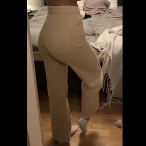 Beige Jeans från Monki - Yoko hög midja vida ben mullvadsfärgade jeans från Monki. Väldigt bra skick. 