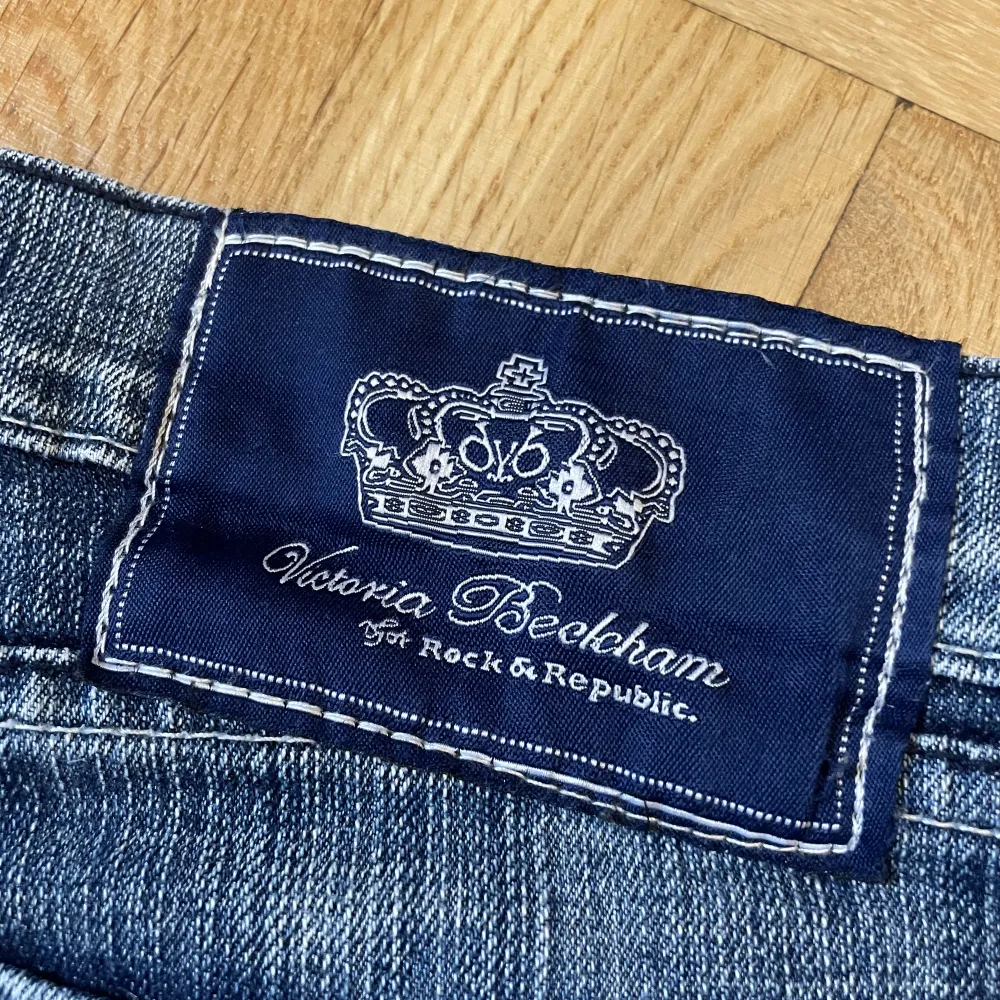 Jättesnygga Victoria Beckham-jeans low cut. Storlek 29. Använda, men i fint skick.. Jeans & Byxor.
