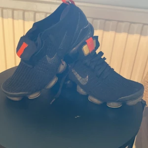 Vapormax model 2018 Limited edition  - Vapormax 2018 model. De slutade säljas 2018. He använt dem några gånger sedan har dem bara stått i min garderob. Ny pris 2400kr säljer för 1000kr. Billigare vid snabb affär