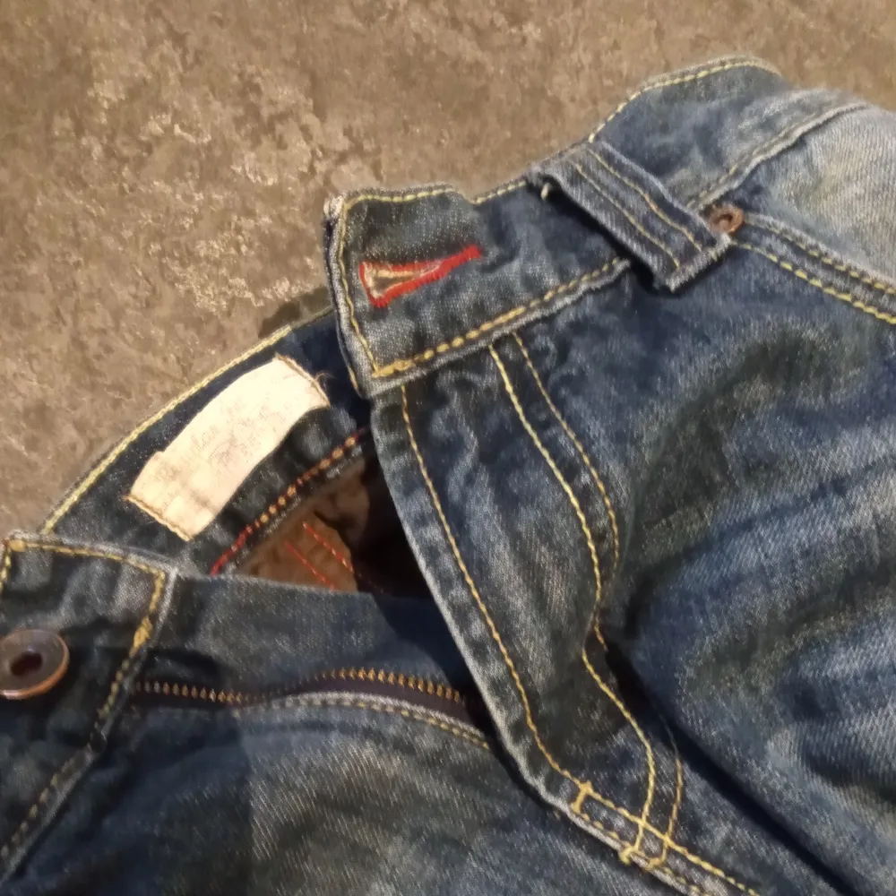 Stentvättade jeans, regular fit, En liten färgfläck på höger knä men inget man tänker på.. Jeans & Byxor.
