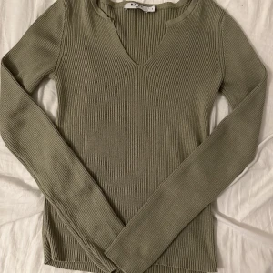 Topp från nakd  - Säljer denna fina långärmade toppen från NA-KD, super fin färg men inte kommit till användning särskilt mycket. (Färgen syns bäst på andra bilden). Bra skick, pris går alltid att diskutera, hör av vid frågor
