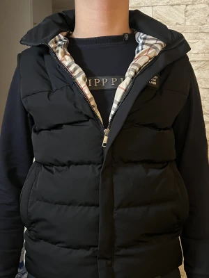 Burberry väst - burberry Väst som har en Qr kod som går att skanna och den tar dig direkt till burberry hemsidan . Finns inga skador på västen och den  finns i Göteborg 