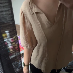 Blus  - Aldrig använt och lappen sitter till och med kvar. Storlek S