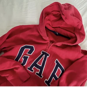 Gap hoodie - (Lägger upp igen då förra köparen inte svarade) Röd hoodie från gap, sitter som en s/xs ❤️ 