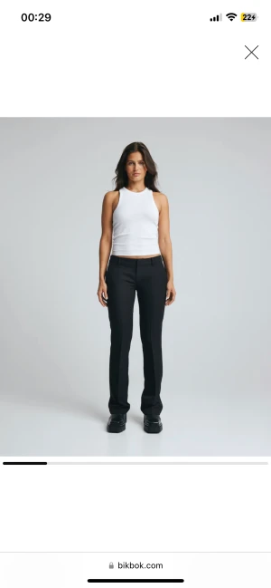 Lågmidjade kostymbyxor  - Lågmidjade kostymbyxor från bikbok. Använt fåtal gången men säljer pga att den är för stora för mig. Petit med slits.