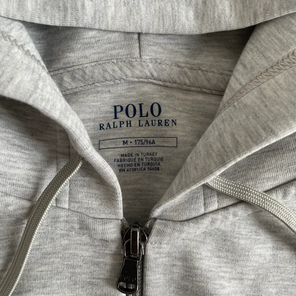 Hej, här är din chans att få tag i en stilren och populär grå polo hoodie – endast 800 kr! Köptes från Zalando för 1800 kr för bara en månad sedan. Gör ett klipp nu!. Hoodies.