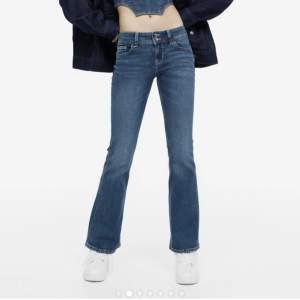Säljer hm low flare jeans helt nya med lappar kvar, aldrig använda  Passar om du har S/M i storlek