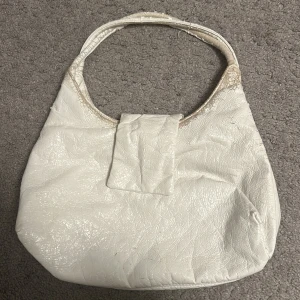 Vintage väska - Väska köpt second hand tyvärr sliten och därav priset. Måtten är 35*25