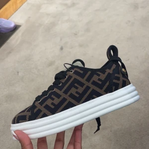 Fendi skor - Helt nya, testade 1 gång. Kvitto/ certifikat finns.