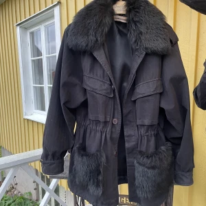 Custommade Windie jacket - Säljer nu min svarta Custommade jacka i storlek S/M. Jackan är i fint skick. Säljer för 4700 kr + frakt. Bara att höra av sig vid frågor! 🫶