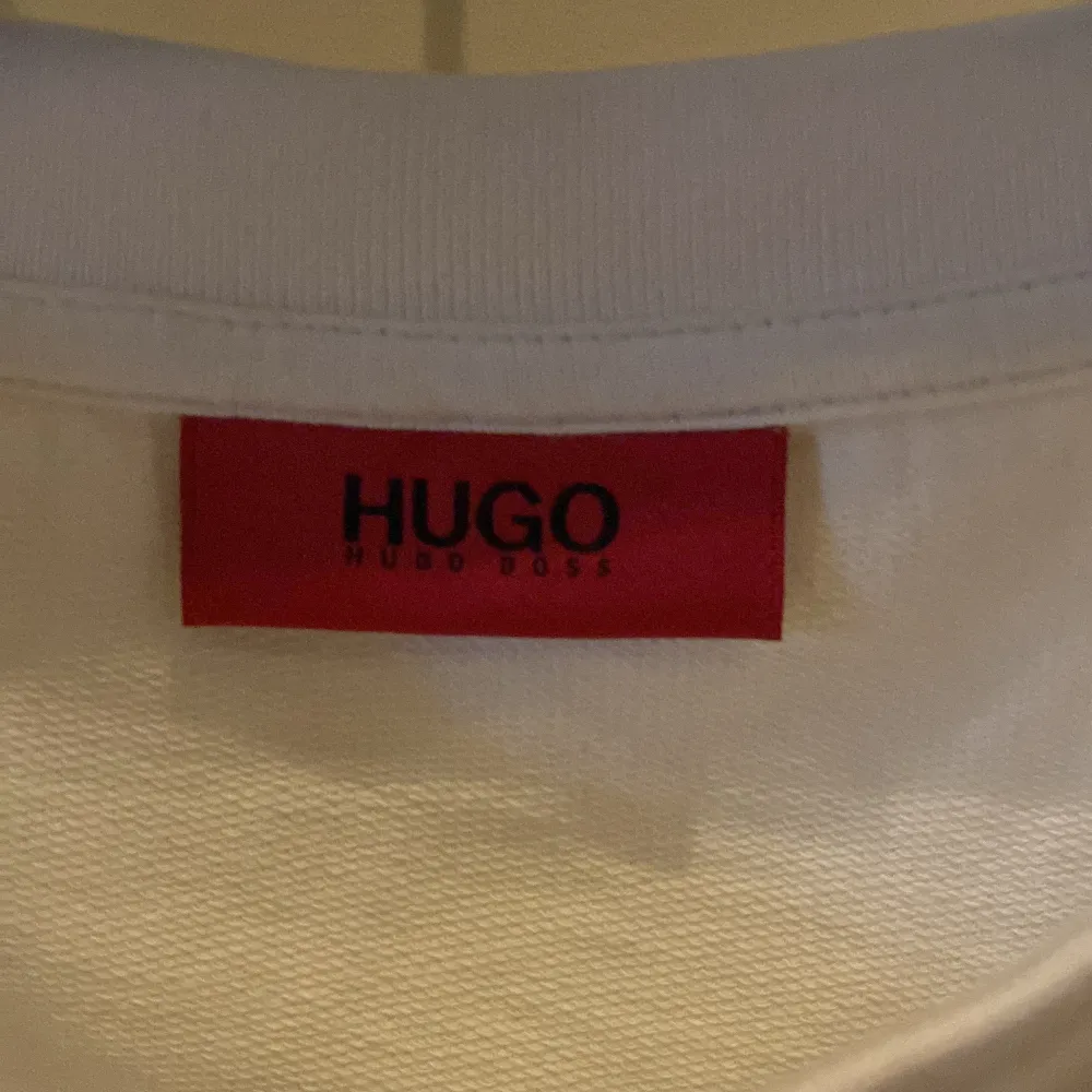 Hugo boss tröja, använd fåtal gånger och är i fint skick. Hör av er vid funderingar och frågor.. Tröjor & Koftor.