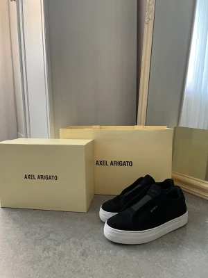 Axel arigato mocka laceless - Hej! Jag säljer mina älskade Axel Arigato skor i mocka. Skorna är i nyskick och använda fåtal gånger då jag råka beställa en för stor storlek. Perfekta skorna att ha, passar till allt! Nypris ligger på 2650, mitt pris är 2200kr. Hör av er vid frågor💞💞💞