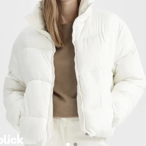 Vit jacka  - Jättefin vit dunjacka🩷. Knappt använd dock lite smutsig vid ärmarna som jag självklart fixar innan leverans🌸  fodrad och varm. (Orginalpris 695). Mitt pris kan justeras!