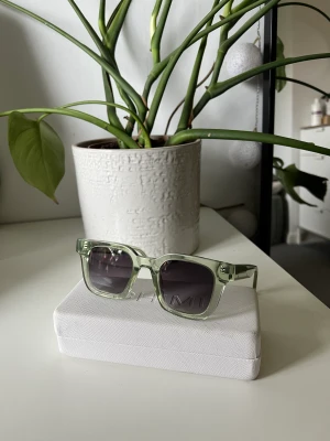 CHIMI solglasögon - Chimi x hm solglasögon. Ingen skada på solglasögonen, ser helt nya ut🧚🏼🧚🏼 Passar både till man och kvinna  Nypris 600 kr