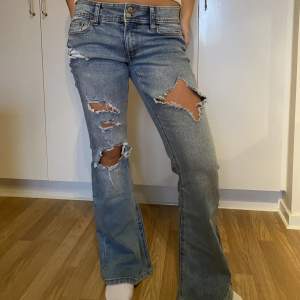 Super unika, lågmidjade bootcut jeans köpa i USA. Coola fickor där bak! Jag är 170, och bär ofta jeans i storlek S/36, 27/34.