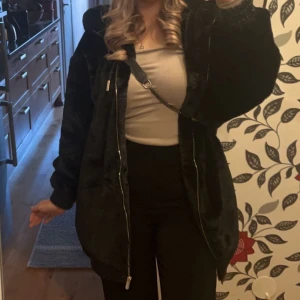 Zara jacka  - Fuskpäls jacka från zara, helt nytt skick, använt den 1 gång, storlek xs men passar som s oxå. Köpt för 699kr säljer för 500kr, pris går att diskuteras