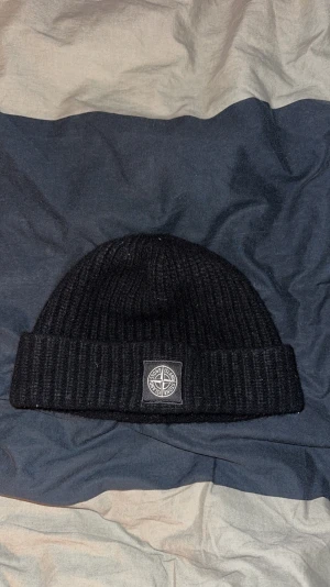 Stone Island mössa - Säljer nu min stone island mössa då den är för liten och jag använder en annan. Mycket bra skick!