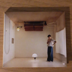 Harry styles CD  - Harry styles album Harrys House i Cd, den är aldrig använd och säljs eftersom den inte har använts. Beställd från hans officiella hemsida , innehåller en Cd och ett häfte med lyrics, och en bild☺️🏠