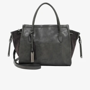 Totebag SURI FREY - Snygg grå Tote väska från Suri Frey. Avtagbar axelrem. Fack på sidorna. Aldrig använd så den är i nyskick.  Höjd: 27 cm Längd: 33 cm Vidd: 14 cm Handtag: 12